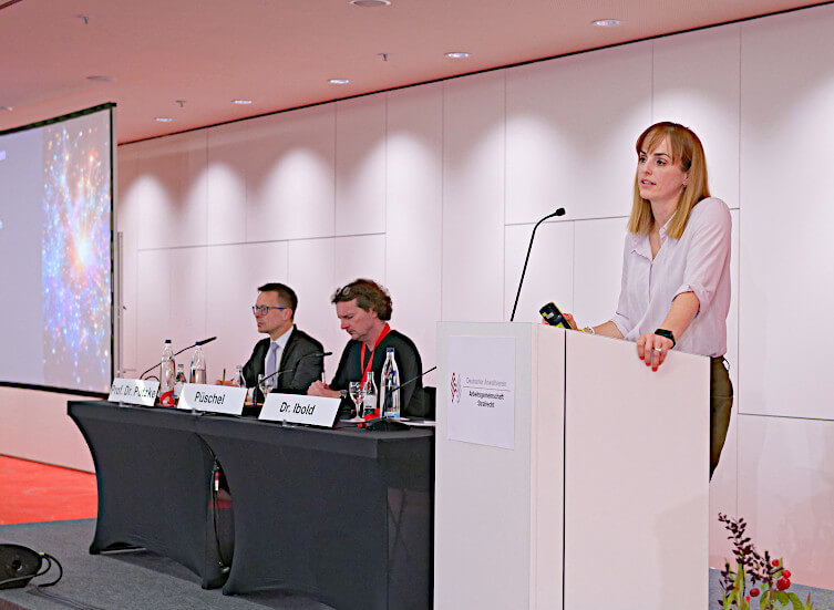 Bühne und Publikum bei einer Veranstaltung der AG Strafrecht