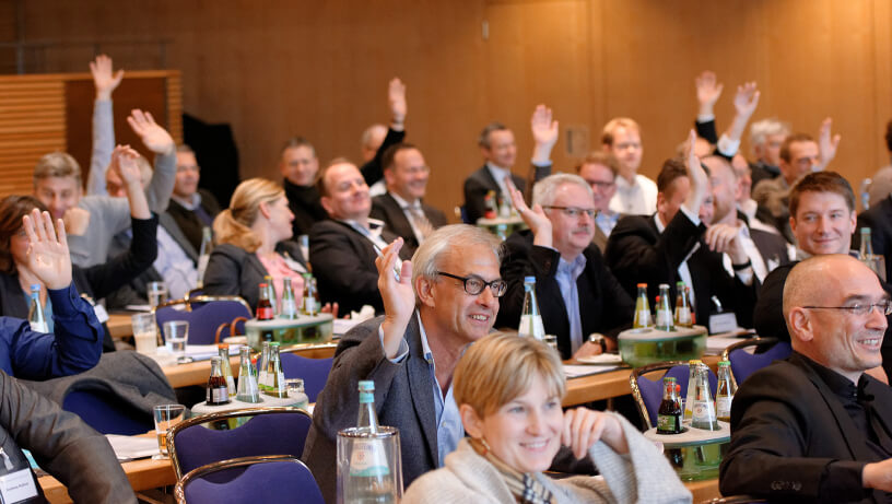 Abstimmung bei einer Versammlung der AG Strafrecht