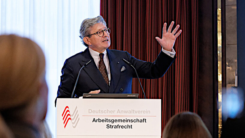 Redner bei einer Veranstaltung der AG-Strafrecht