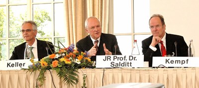 von links: Alexander Keller, Vorstandsvorsitzender der Stiftung ProJustitia,  JR Prof. Dr. Franz Salditt, Eberhard Kempf